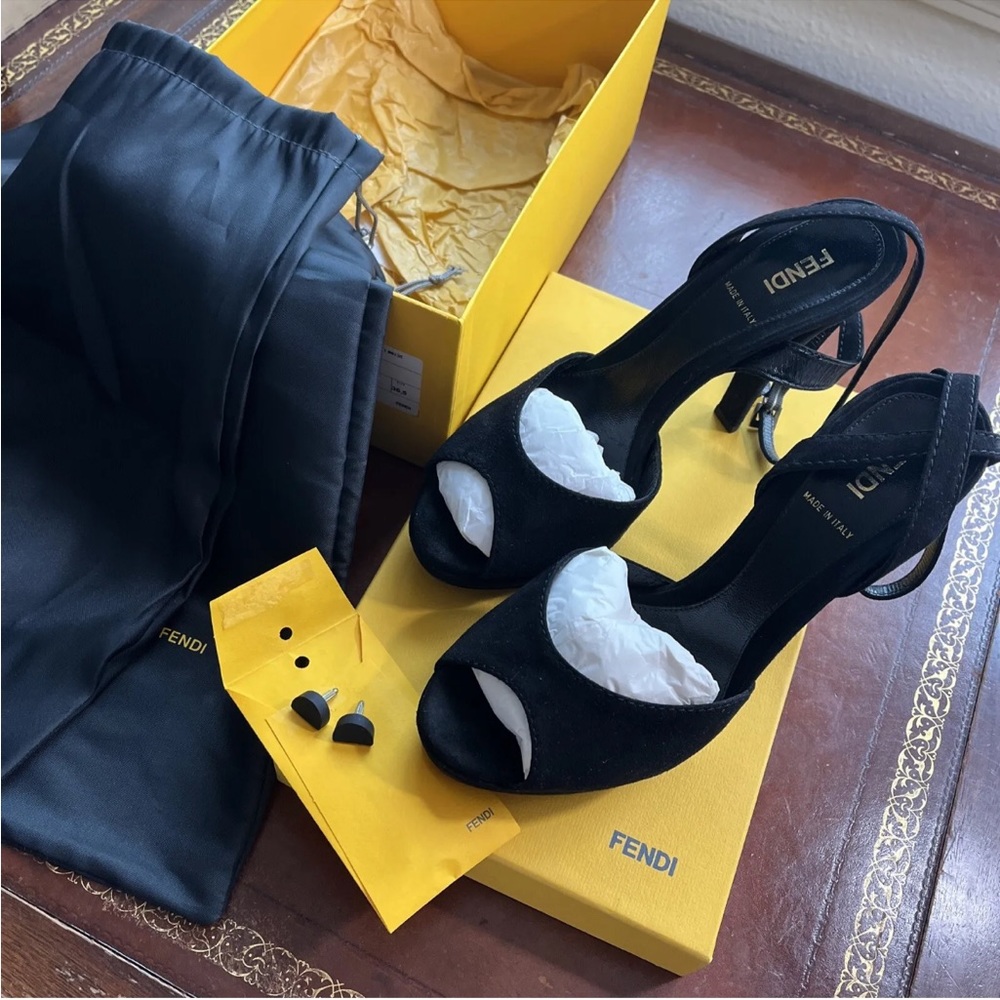 AUTHENTIC FENDI Sandalo Camoscio Nero- Peep Toe stiletto!